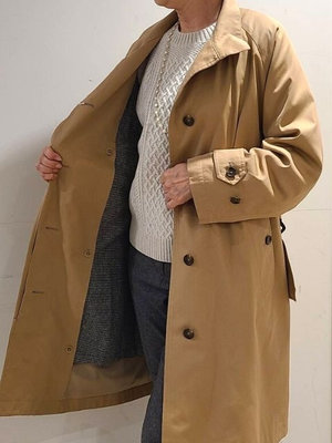 シンプルに着こなしても様になるギャバジンのトレンチ風コート KEITH