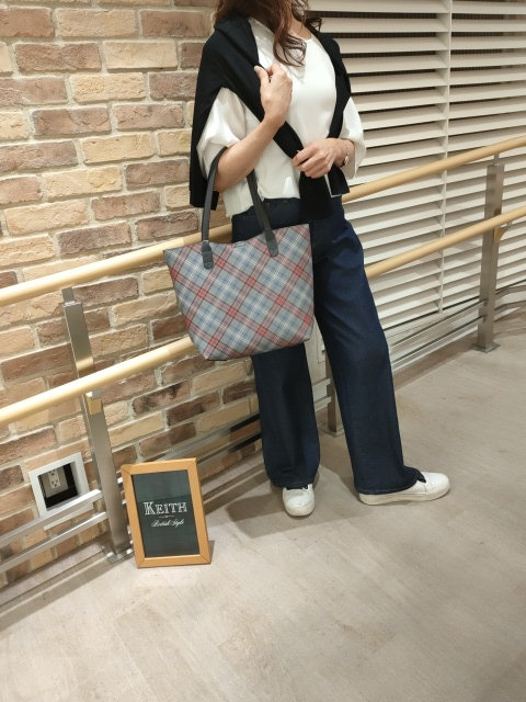 白ブラウスコーデ KEITH