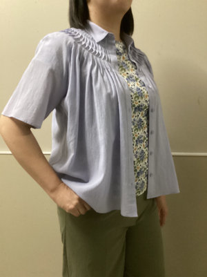 ブラウスのカジュアルな着こなし KEITH