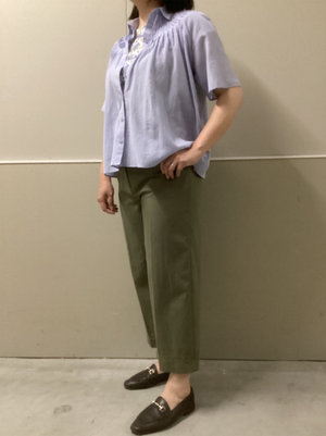 ブラウスのカジュアルな着こなし KEITH