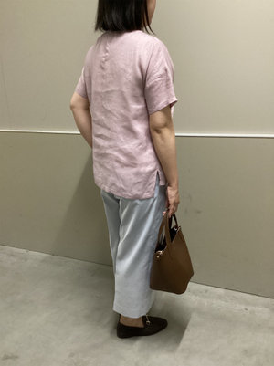 涼しいリネンブラウスの着こなし KEITH