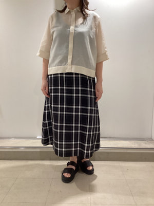 涼しげなブラウスとスカートの着こなし KEITH