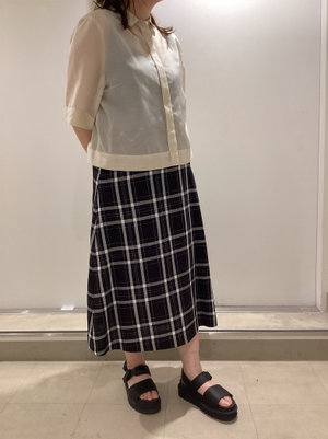 涼しげなブラウスとスカートの着こなし KEITH