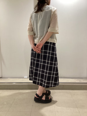 涼しげなブラウスとスカートの着こなし KEITH