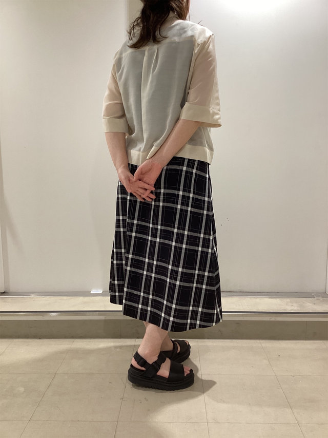 涼しげなブラウスとスカートの着こなし KEITH