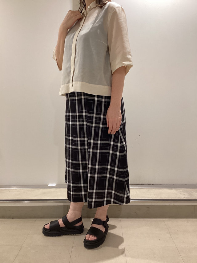 涼しげなブラウスとスカートの着こなし KEITH