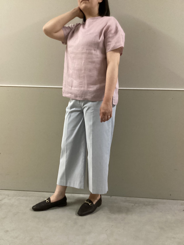 涼しいリネンブラウスの着こなし KEITH