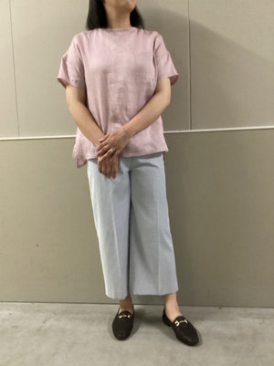 涼しいリネンブラウスの着こなし KEITH