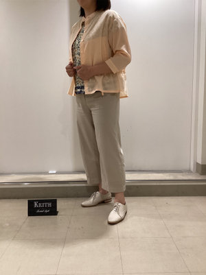 オレンジ色が映えるブラウスコーデ KEITH