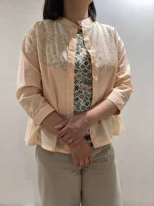 オレンジ色が映えるブラウスコーデ KEITH