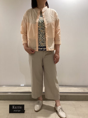 オレンジ色が映えるブラウスコーデ KEITH