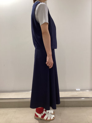 ベストとスカートのセットアップスタイル KEITH