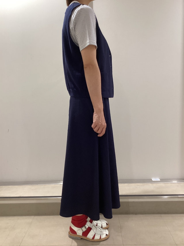 ベストとスカートのセットアップスタイル KEITH