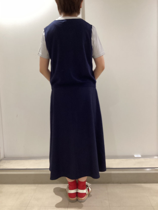 ベストとスカートのセットアップスタイル KEITH