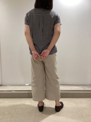 ギンガムチェックブラウスのカジュアルな着こなし KEITH