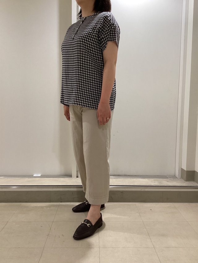 ギンガムチェックブラウスのカジュアルな着こなし KEITH