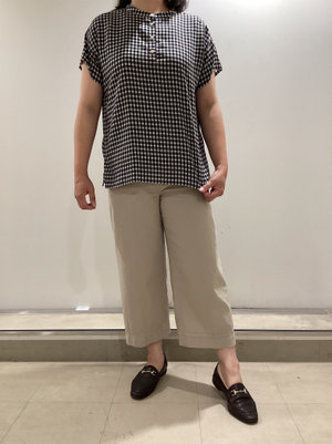 ギンガムチェックブラウスのカジュアルな着こなし KEITH