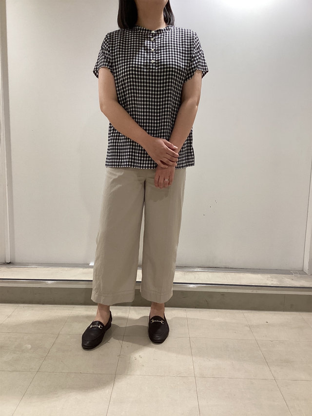 ギンガムチェックブラウスのカジュアルな着こなし KEITH