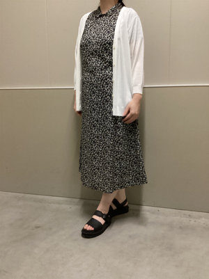 夏のフラワープリントワンピースの着こなし KEITH