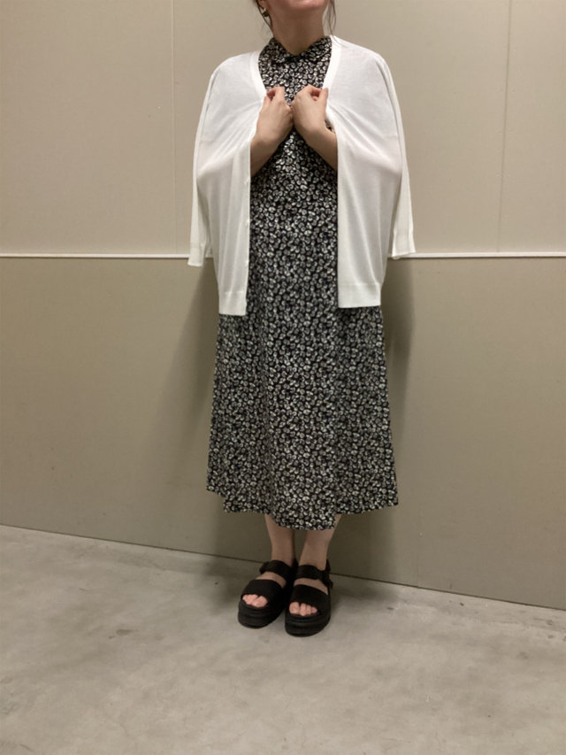 夏のフラワープリントワンピースの着こなし KEITH