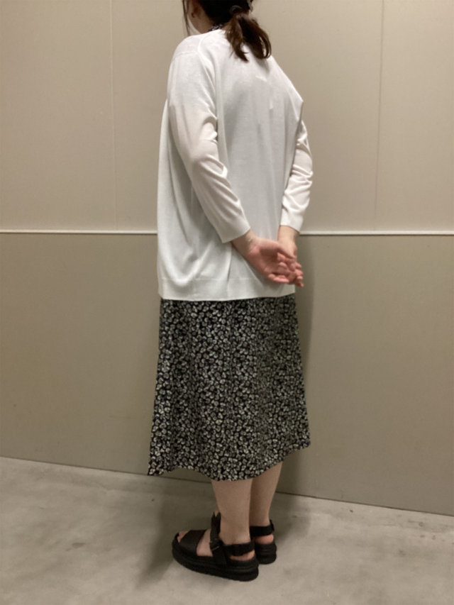 夏のフラワープリントワンピースの着こなし KEITH