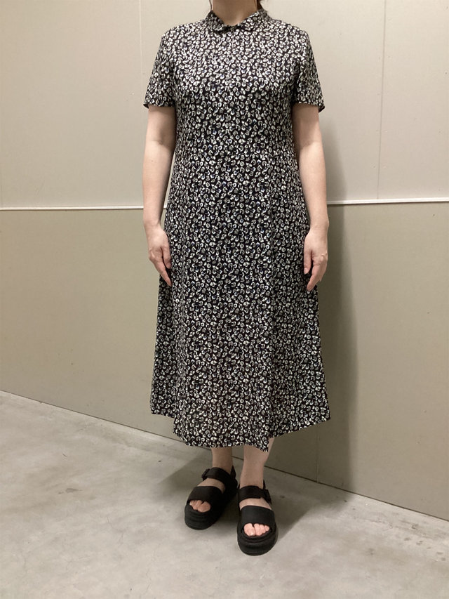 夏のフラワープリントワンピースの着こなし KEITH