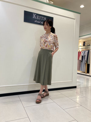チンツフラワーブラウスで上品カジュアルに KEITH