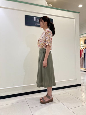 チンツフラワーブラウスで上品カジュアルに KEITH