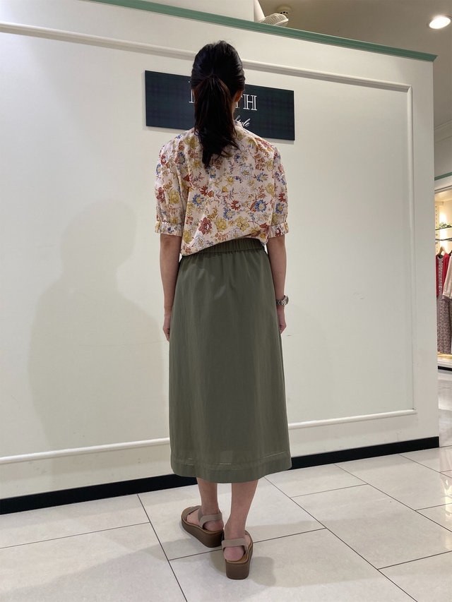 チンツフラワーブラウスで上品カジュアルに KEITH