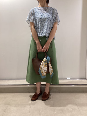 リバティープリントブラウスのコーデ KEITH