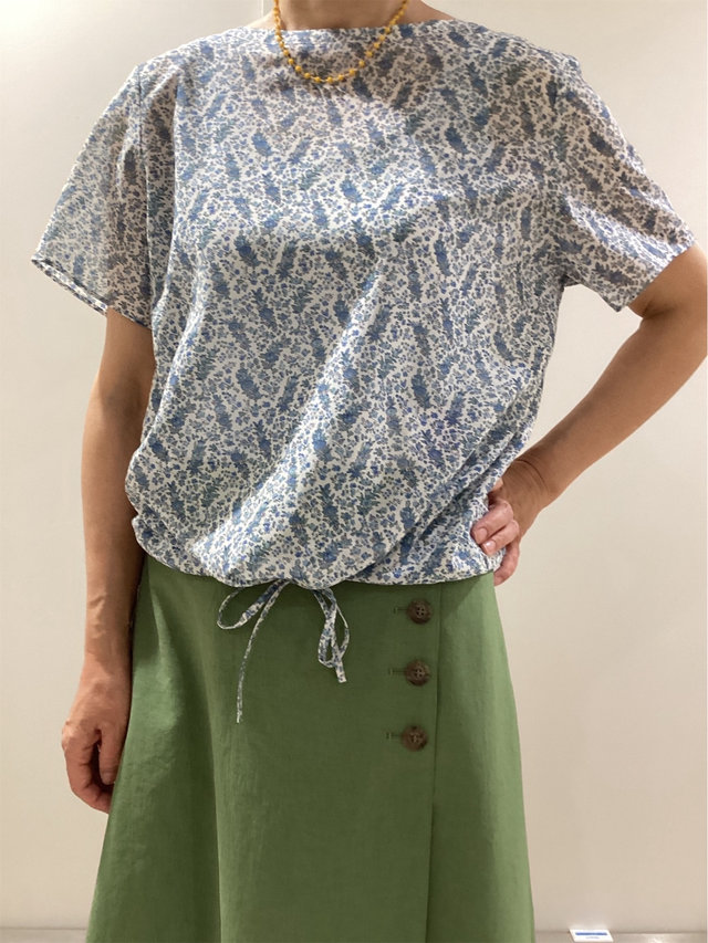 リバティープリントブラウスのコーデ KEITH