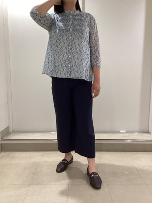 爽やかなリバティープリントの軽やかコーデ KEITH