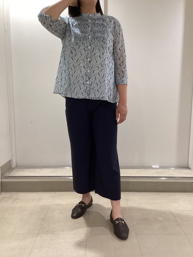 爽やかなリバティープリントの軽やかコーデ KEITH