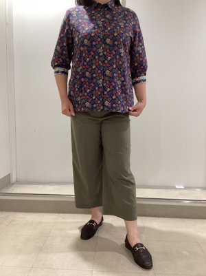 リバティープリントブラウスの着こなし KEITH