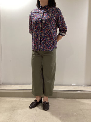 リバティープリントブラウスの着こなし KEITH