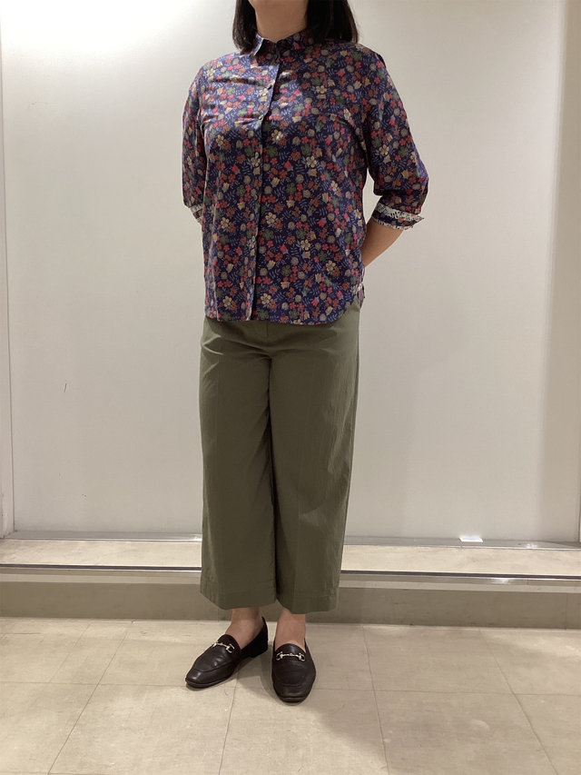 リバティープリントブラウスの着こなし KEITH