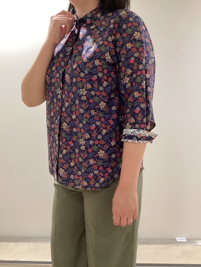 リバティープリントブラウスの着こなし KEITH