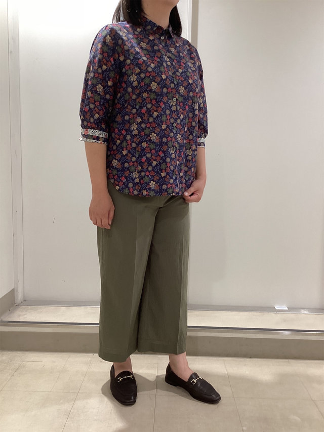 リバティープリントブラウスの着こなし KEITH