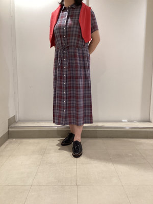 赤をアクセントにしたお出かけコーデ KEITH