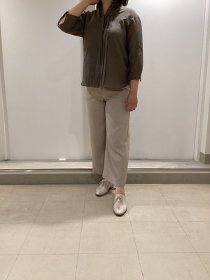 ブラウスとパンツのシンプルコーデ KEITH