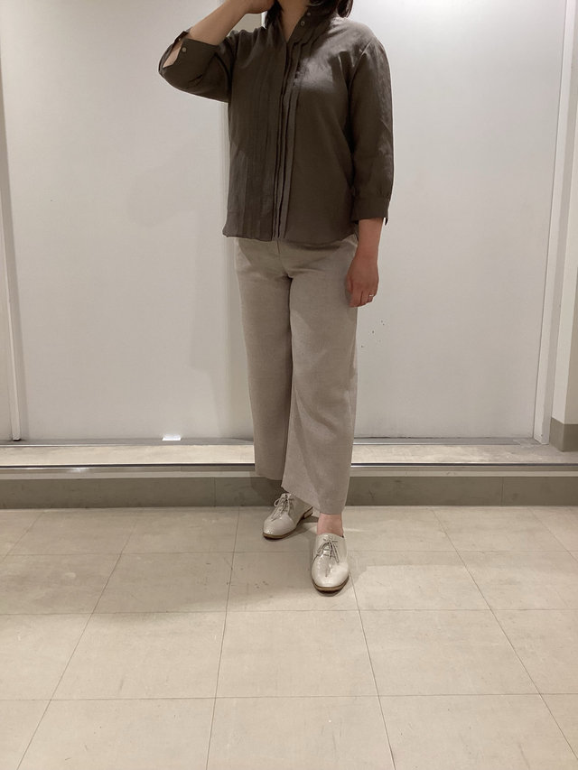 ブラウスとパンツのシンプルコーデ KEITH