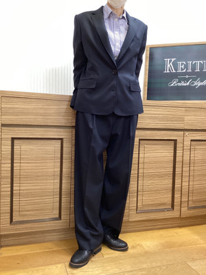 頼りになるパンツスーツ KEITH