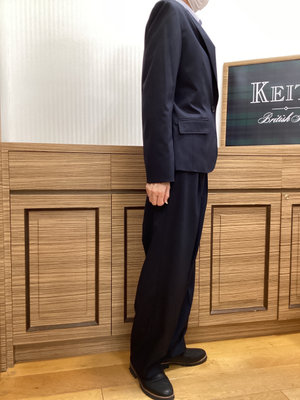 頼りになるパンツスーツ KEITH