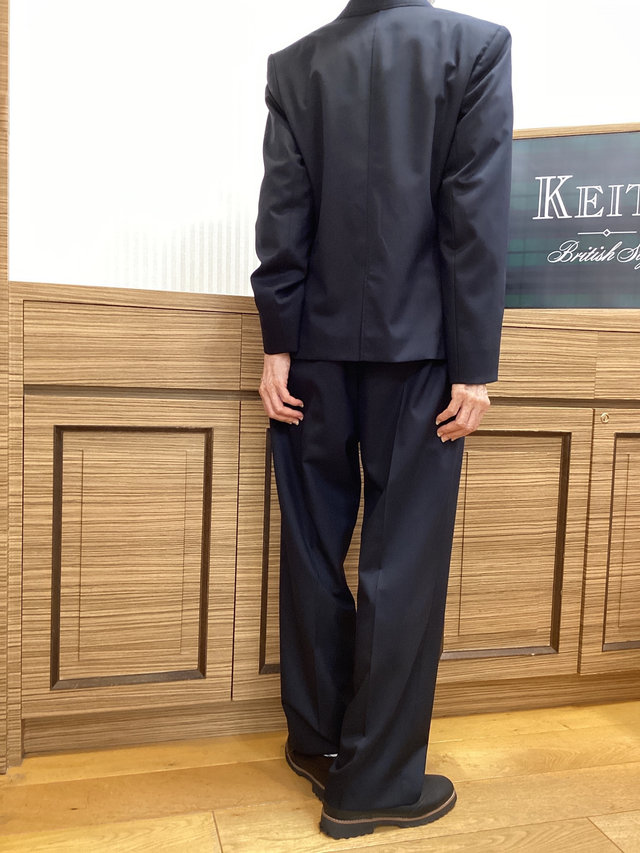頼りになるパンツスーツ KEITH