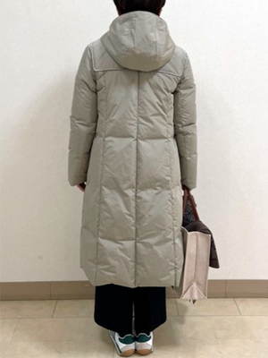 シックなダウンコートを大人可愛く SCAPA