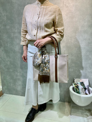 リネンブラウスのカジュアルコーデ SCAPA