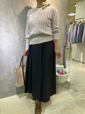 タフタスカートのカジュアルコーデ SCAPA