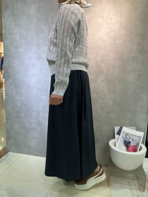タフタスカートのカジュアルコーデ SCAPA