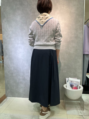 タフタスカートのカジュアルコーデ SCAPA