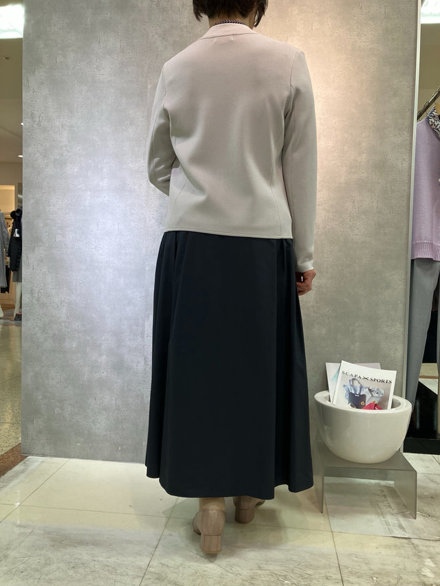 タフタスカートのソフトオケージョンコーデ SCAPA